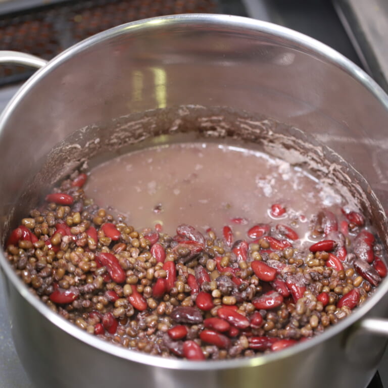 手順 2: ウダド豆とラジュマ豆を水に一晩つけておき、たっぷりの水（分量外）で柔らかくなるまで煮込んでおく。