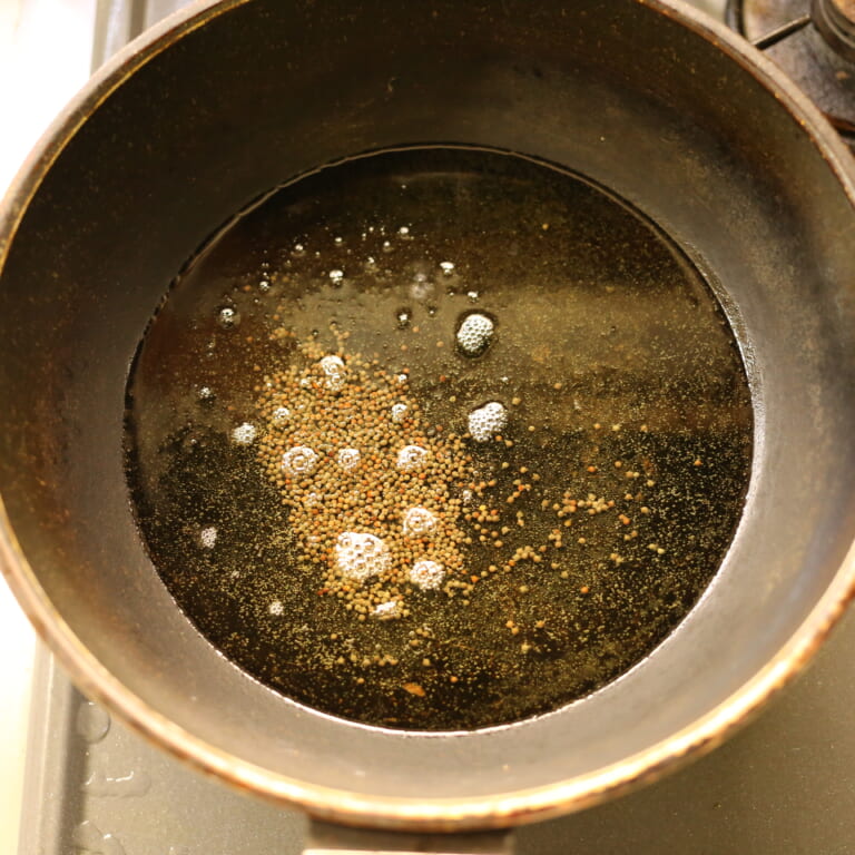 手順 1: ※ゆで卵を作っておく 油を熱しマスタードシードをパチパチするまで炒めたら火を消しアジョワン、フェネグリーク、クミン、ヒン
