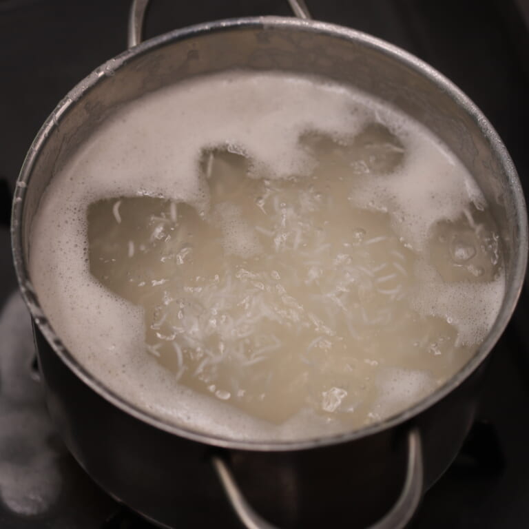 手順 2: 2ℓ以上のお湯(分量外)に小さじ1の塩(分量外)、大さじ1の油(分量外)を入れ沸騰したら⒈のバスマティを入れて食べられる