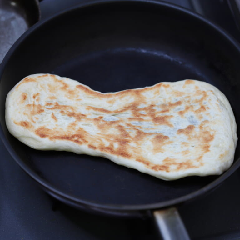 手順 7: 裏返して蓋をして焼き色がつくまで４、5分焼く。