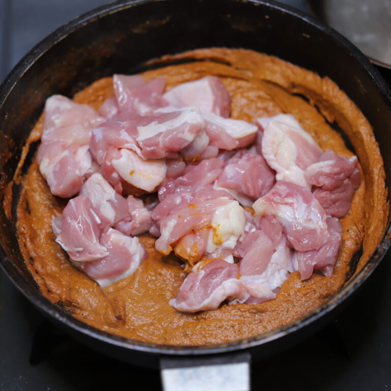 手順 4: スパイスBと塩を加え、香りが立ってきたら鶏もも肉を一緒に炒める。 (鶏もも肉を加える前にペーストにするとより滑らかな仕上