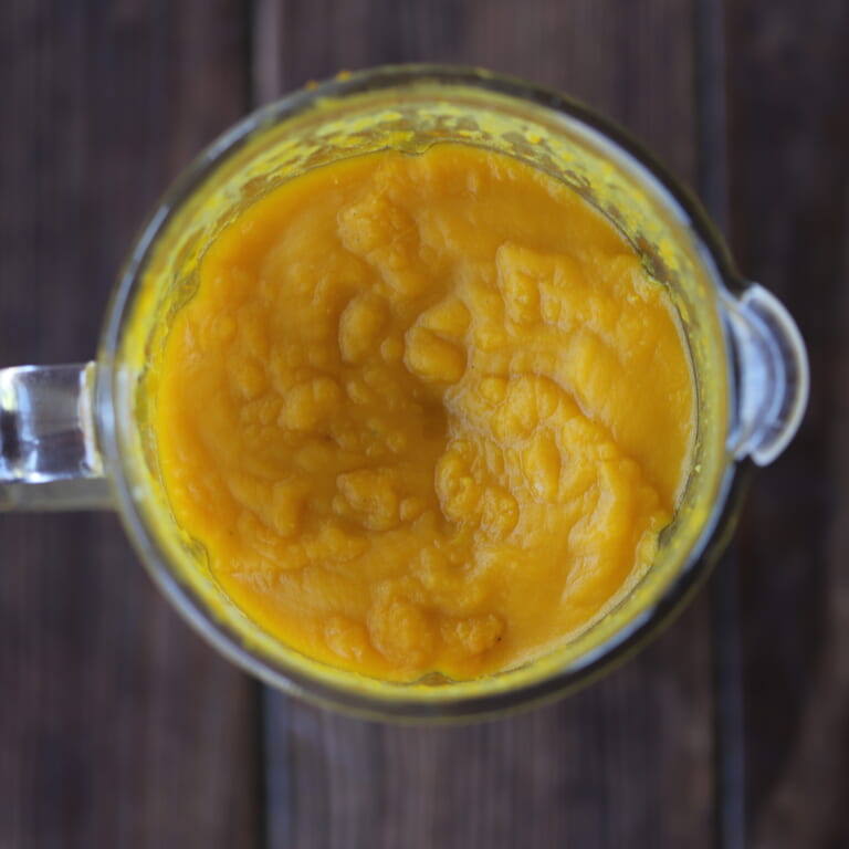 手順 1: サツマイモとかぼちゃを茹でて水（ペースト用）でミキサーなどでペーストにしておく。