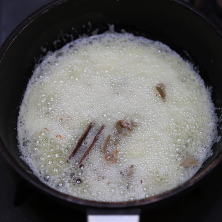 手順 1: 温めたフライパンにバターを加えスパイスAと一緒に炒める。