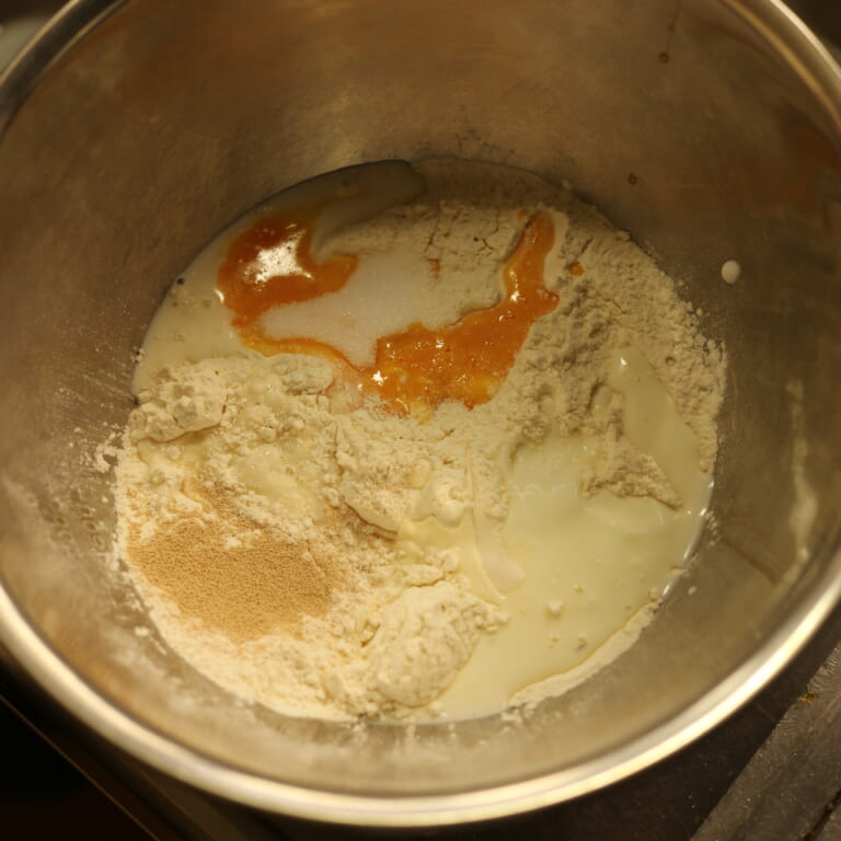手順 1: ボウルに全ての材料を入れ、手でこねて混ぜる。