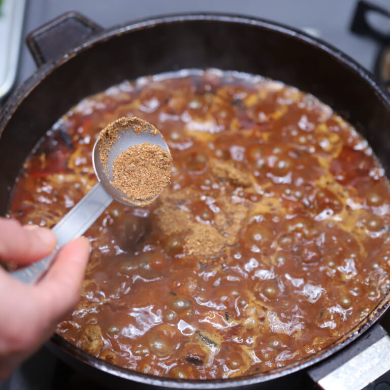 手順 6: ローストしてパウダー状にしたスパイスCを大さじ1加え2、3分煮込む。