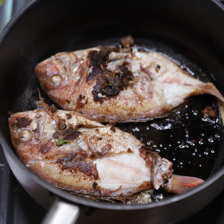 手順 4: 鍋でギーを熱しマリネしておいた鯛の表面を焼き取り出しておく。