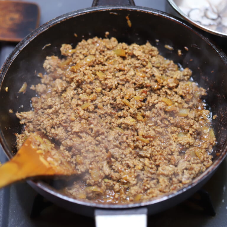 手順 4: 合いびき肉を加えしっかりと火が通るまで炒める。