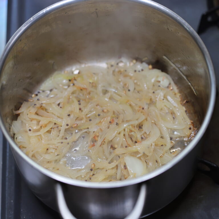 手順 2: 温めた鍋に油を加えスパイスBを熱してから玉ねぎを薄い飴色になるまで炒める。