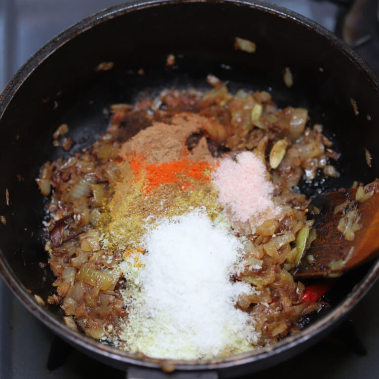 手順 2: にんにく・生姜を香りが出るまで炒めて、スパイスBと塩を加える。合いびき肉を加えお肉に火が通るまでしっかりと炒める。