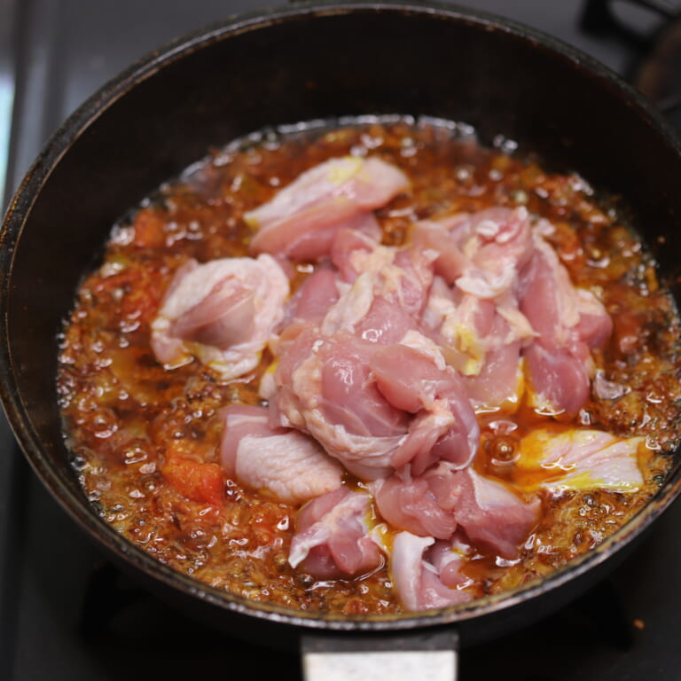 手順 5: 鶏もも肉の表面に火が入ったら蓋をして弱火で5分くらい火にかける。
