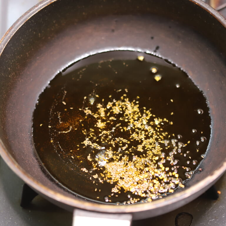 手順 1: フライパンに油を加え、スパイスAを熱し香りが立ってきたら火を消し、油の温度を下げる。