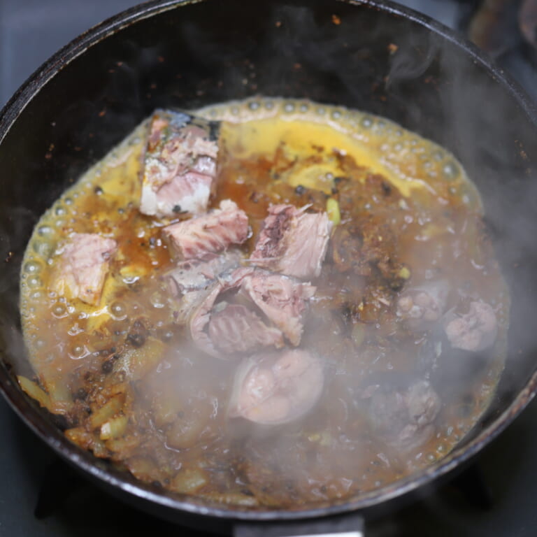 手順 4: 鯖の水煮缶を加えしっかりと崩しながら炒める。