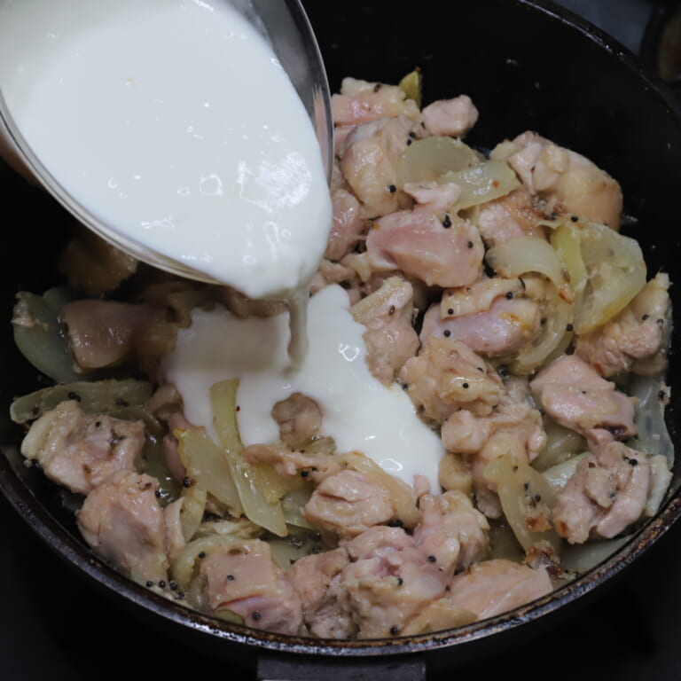 手順 3: 鶏もも肉を加え表面に火が通ってきたらヨーグルトを加え一緒に炒め合わせる。