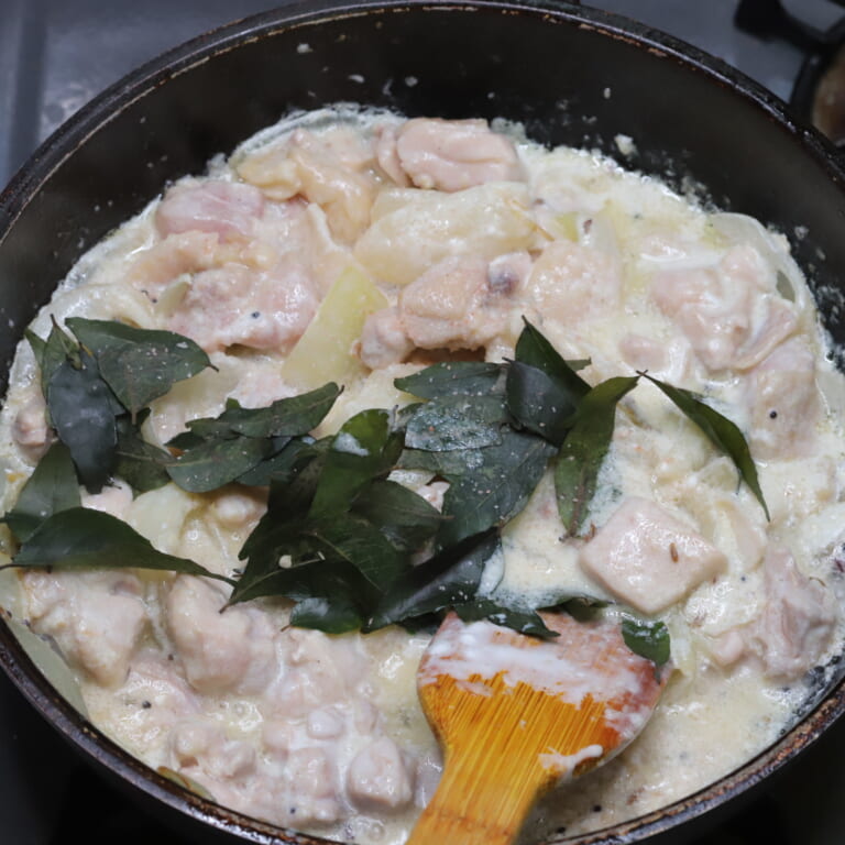 手順 4: 塩、カレーリーフ を加えざっくりと炒め少しずつ水を足していく。