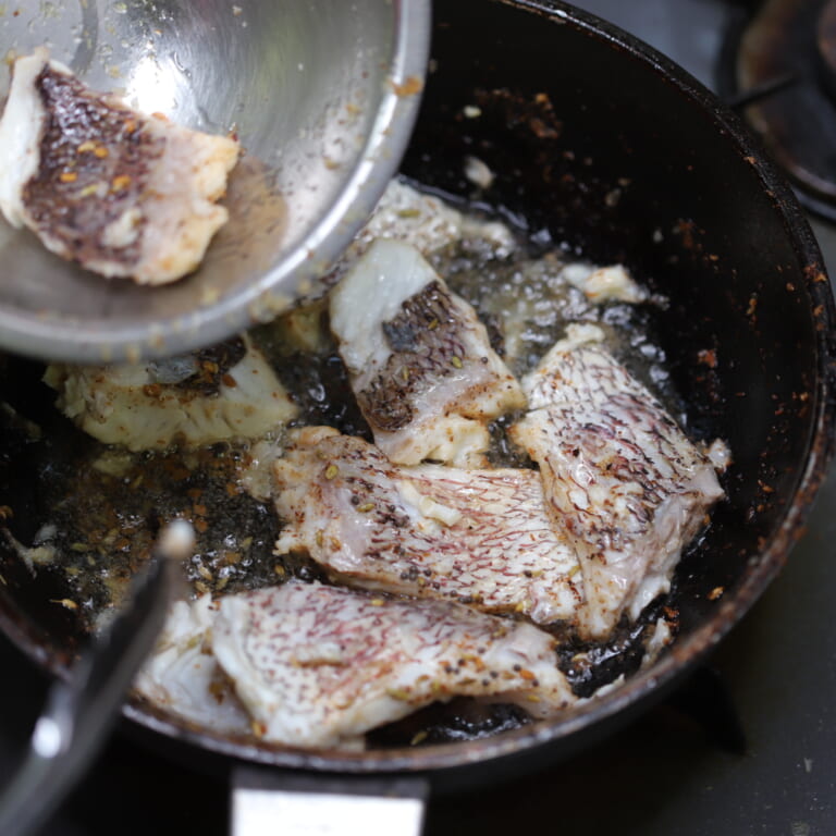 手順 5: 温めたフライパンに油を熱し魚をの表面を焼き取り出しておく。
