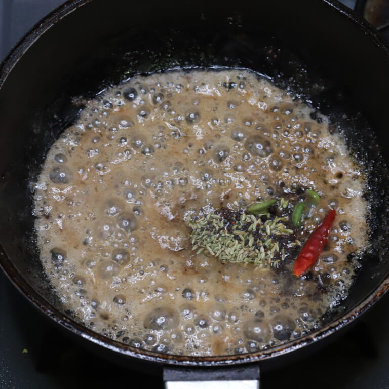 手順 3: 牛肉を取り出して、同じフライパンにスパイスAを入れ熱し、香りが立ってきたら玉ねぎを加え炒める。