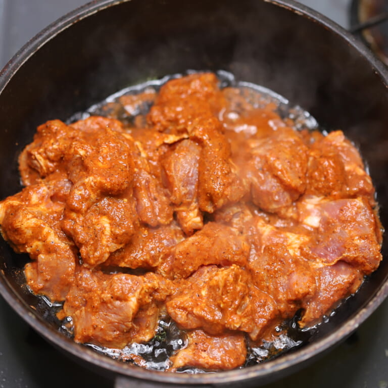 手順 3: 温めたフライパンに油をひきマリネ液ごと豚肉をしっかりと炒める。