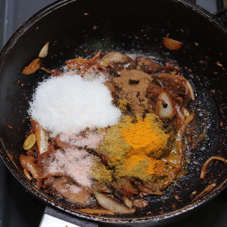 手順 4: 玉ねぎが薄い飴色になったらにんにく、生姜を加え香りが落ち着いたらスパイスB、塩を加える。