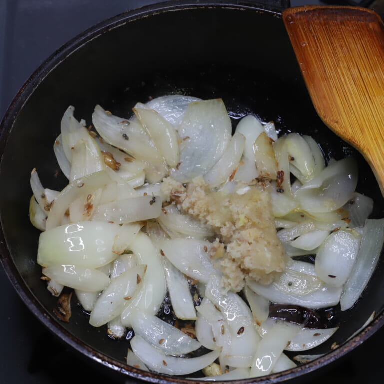 手順 2: 玉ねぎを加え半透明になったらおろしにんにく、生姜を加えざっくりと炒める。
