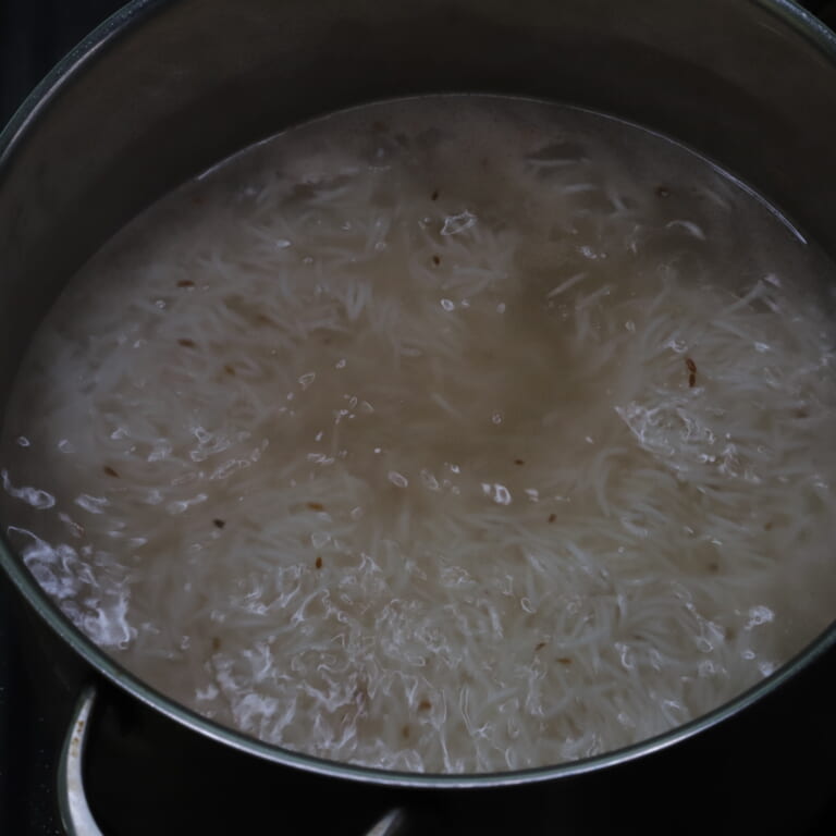 手順 3: 鍋に水2リットル、塩28g、油、スパイスAを加え茹でておき、浸水させておいたバスマティライスを加え、食べられるくらいまで