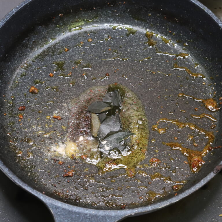 手順 4: 別のフライパンを温め油を熱しスパイスBをを熱する。ココナッツファインが少し茶色くなるまで炒める。