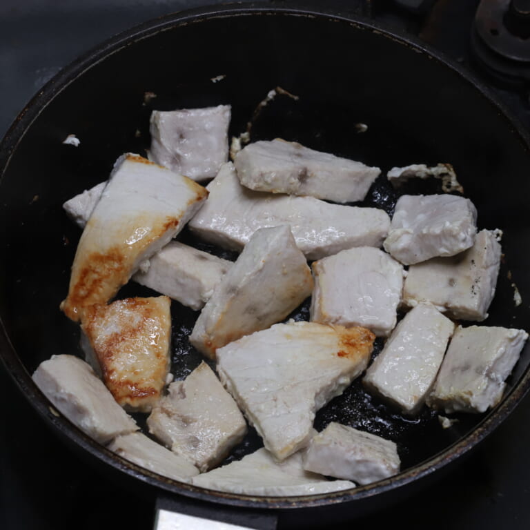 手順 1: 温めたフライパンに油をひきメカジキを焼き取り出しておく。