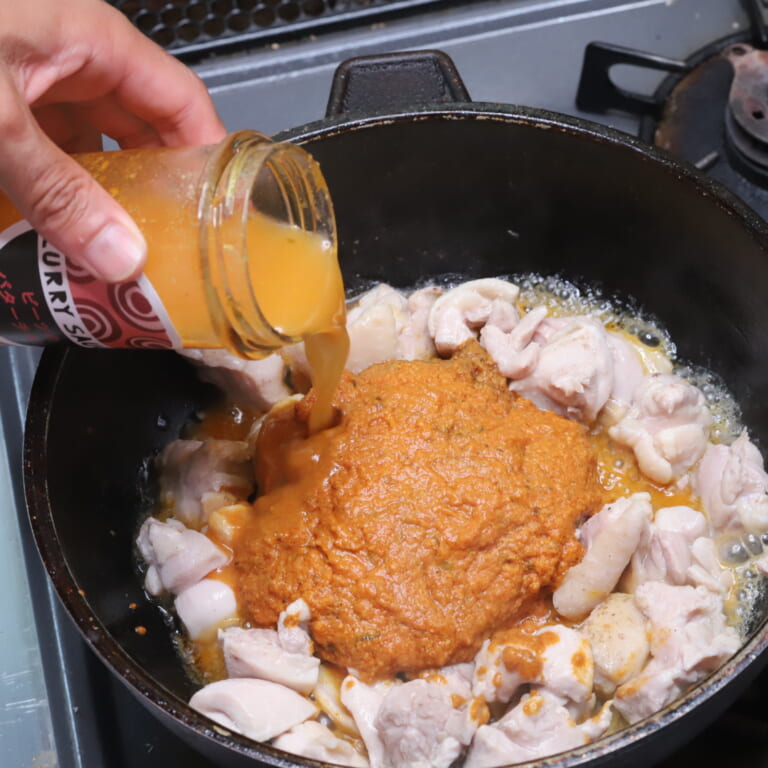 手順 3: 水100mlで少しずつ伸ばし、蓋をして弱火で5分煮込む。（瓶を使って水を入れると、ソースが無駄にならずに使えます）
