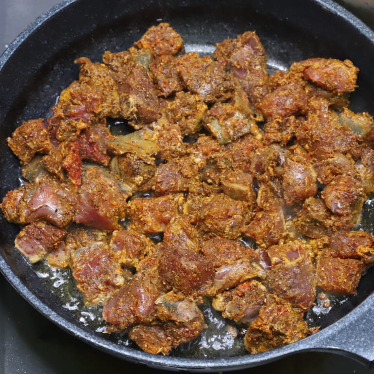 手順 3: 多めの油でマリネしたカツオを素揚げする。バットなどにあげておく。
