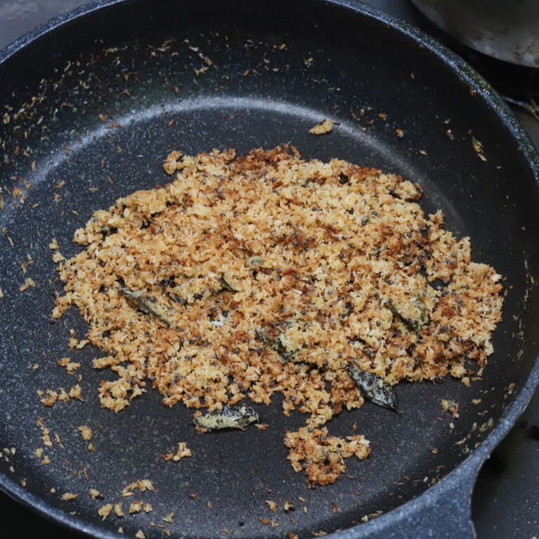 手順 5: カツオを混ぜ合わせる。レモンとパクチーを添えて完成。