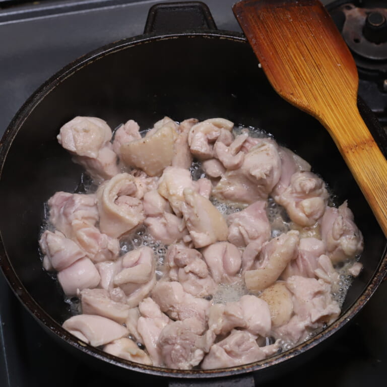 手順 1: 温めたフライパンに油をひき鶏もも肉の表面を焼く。