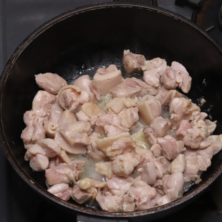 手順 1: 温めたフライパンに油をひき鶏もも肉の表面を焼く。