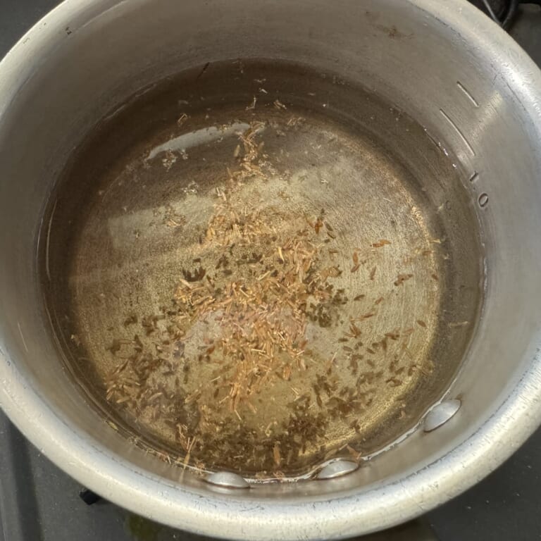 手順 3: ⒈のスパイスを加え中火で沸騰するまで火にかける。