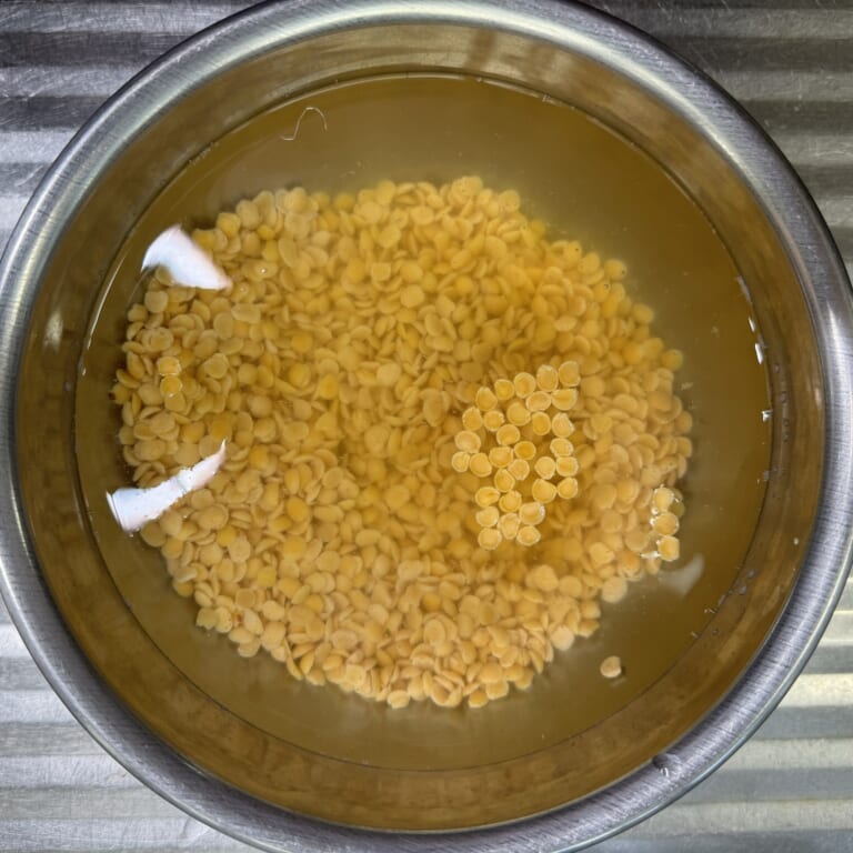 手順 1: トゥールダールを軽く洗い水につけておく。
