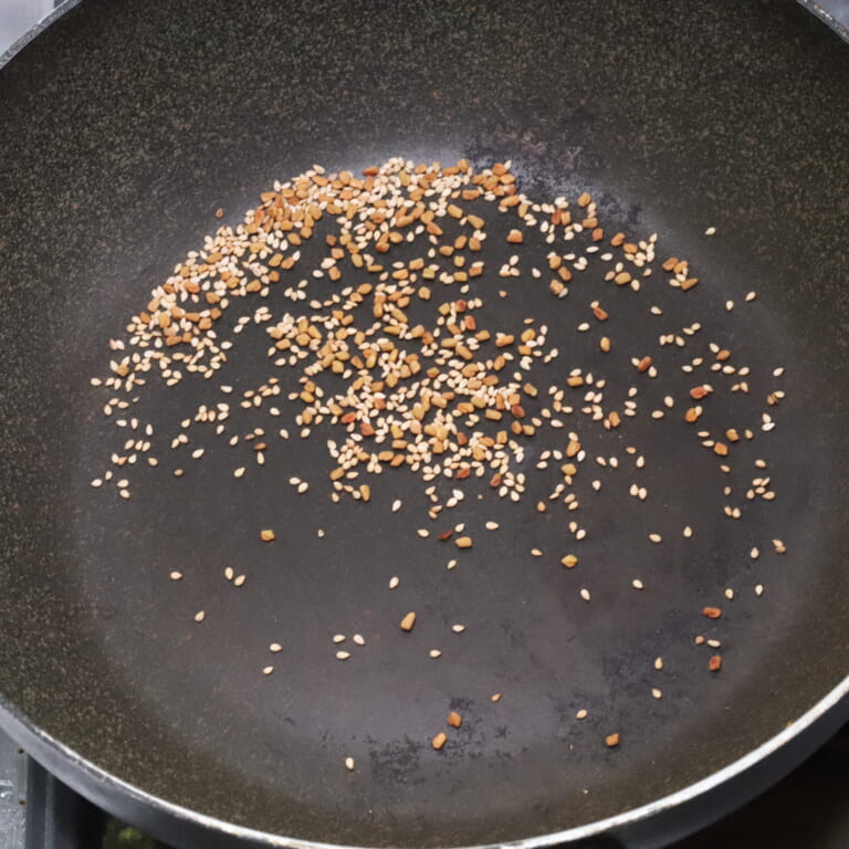 手順 1: スパイスAのフェネグリークと白ごまを少しローストしておく。