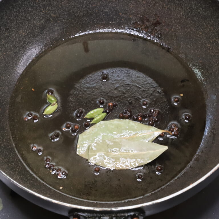 手順 3: 温めたフライパンもしくは鍋に油、スパイスCを加え炒める。