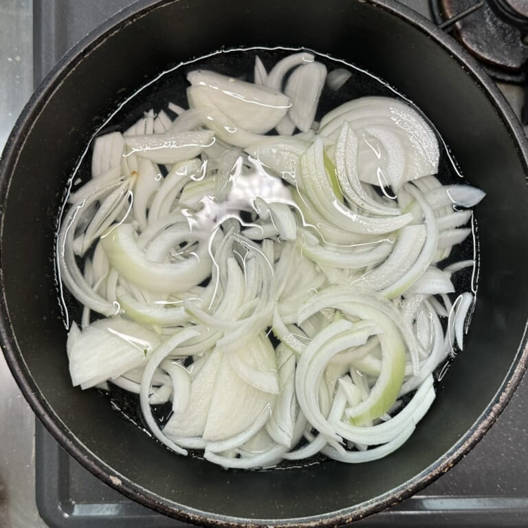 手順 2: フライパンに玉ねぎ、水(玉ねぎ用)を加え玉ねぎが透明になるくらいまで茹でる。