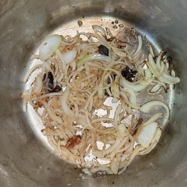 手順 4: 玉ねぎを加え色ずくまで炒める。