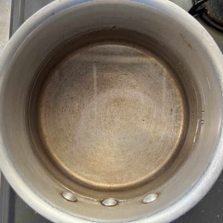 手順 2: 鍋に水を加え火にかけ温めておく。