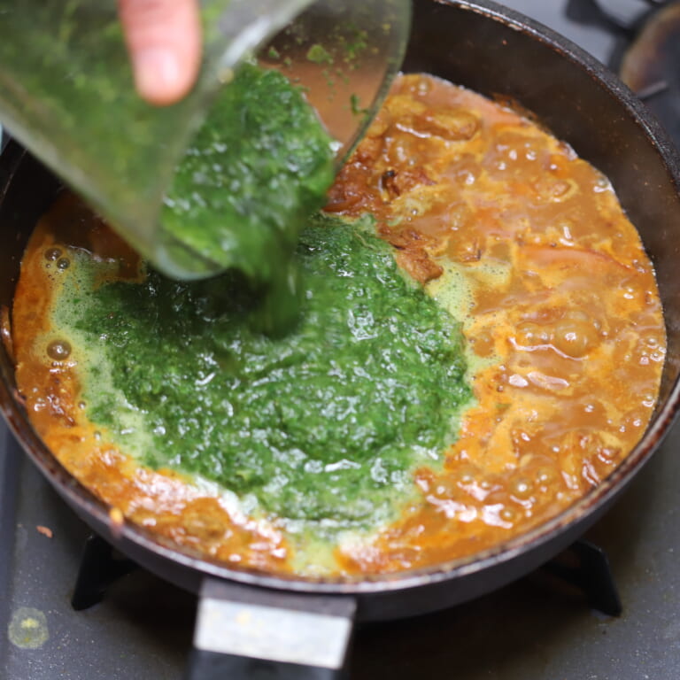 手順 6: ペーストにしたからし菜を加え一緒に煮込む。