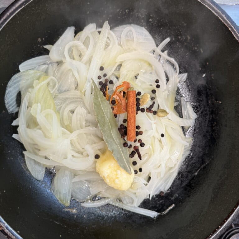 手順 3: 玉ねぎが透明になって、水分が飛んだら油、スパイスAを加え少し飴色になるまで炒める。