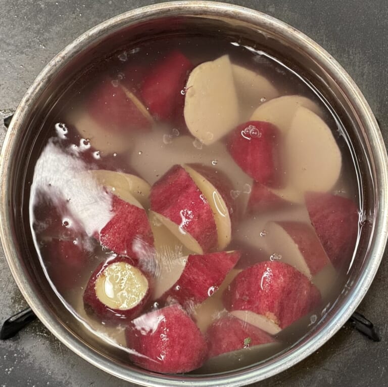 手順 1: さつまいもを一口大にして食べられるぐらいの硬さまで茹でておく。さつまいも1本分をカシューナッツ、水(ペースト用)と一緒に