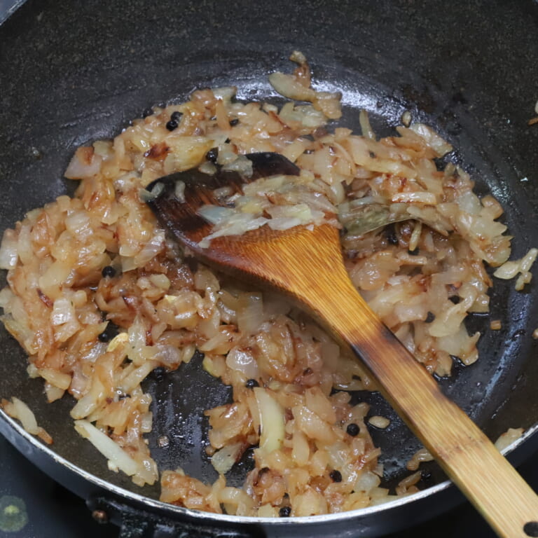 手順 4: グリーンカルダモンがプクッとなってきたら玉ねぎを加え飴色になるまで炒める。