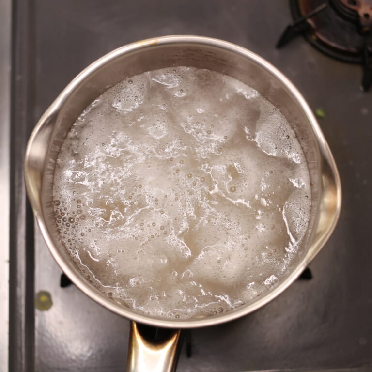 手順 1: 里芋は皮を剥き、一口大に切って茹でておく、竹串などが通るようになったら上げておく。