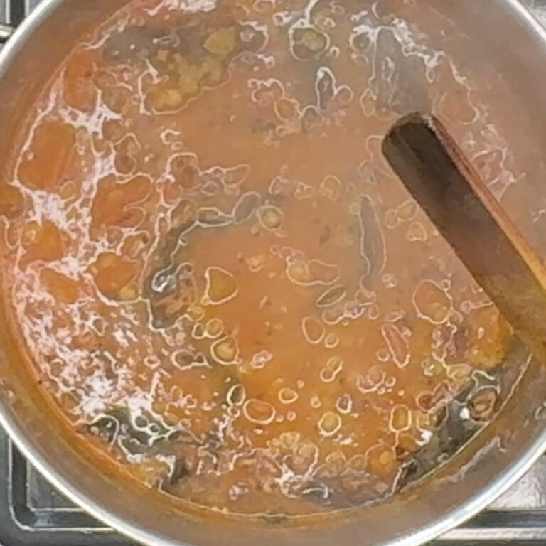 手順 5: 別のフライパンに油をひき、スパイスB、にんにくをパチパチさせる。 鍋に油ごと加える。