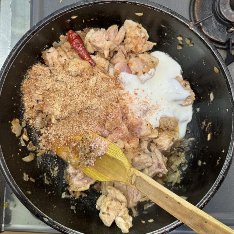 手順 4: 鶏もも肉の表面が白っぽくなったらヨーグルト、⒈のパウダースパイス、塩を加える。