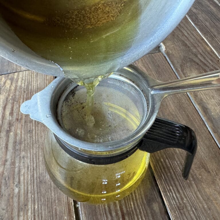 手順 6: 茶漉しでこす。冷めたらライムを絞っても美味しい。 バジルやミントを加えると清涼感が増す。蜂蜜やシナモンを足すとほっとする
