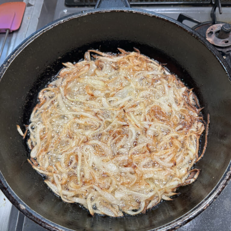 手順 2: 油で玉ねぎを揚げてキッチンペーパーなどに移してほぐしておく。目安はゴールデンブラウン。