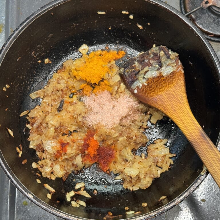手順 3: おろしにんにく・生姜を加え香りが落ち着いたら、スパイスC、塩を加え炒める。