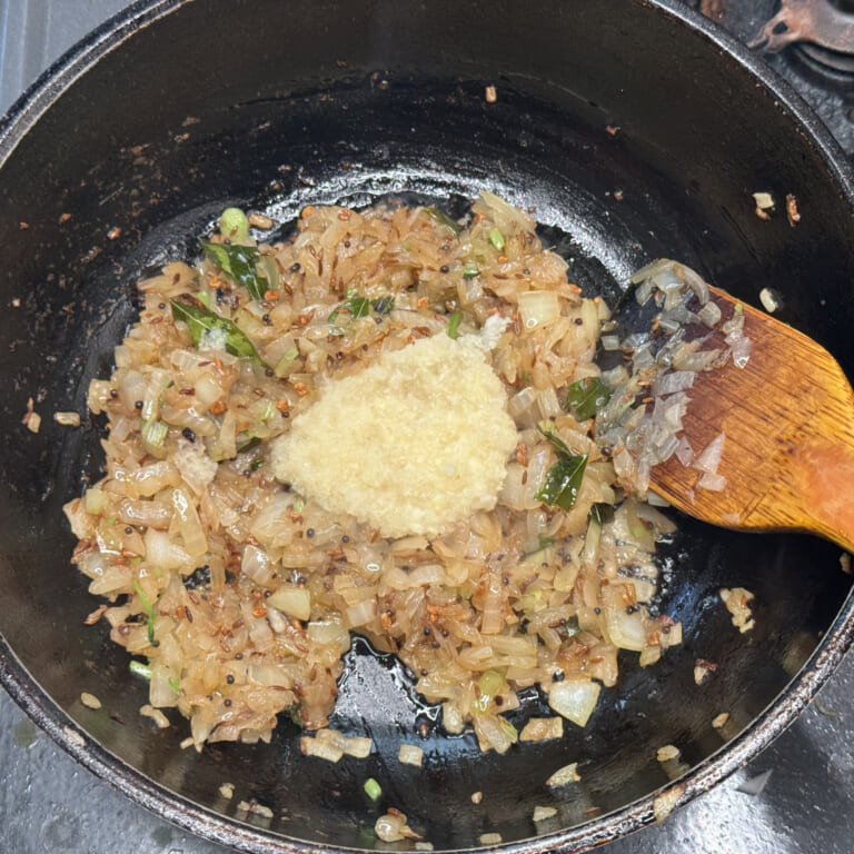 手順 4: 香りが立ってきたら玉ねぎを炒め飴色になったらおろしにんにく、生姜を加え炒める。