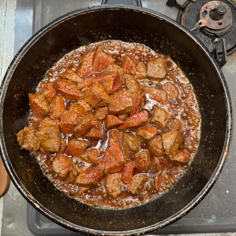 手順 3: 玉ねぎを取り除いた油ににんにく、生姜を加え火が通ったら牛肉、スパイスa、塩を加えて牛肉の表面に火が通るまで煮込む。